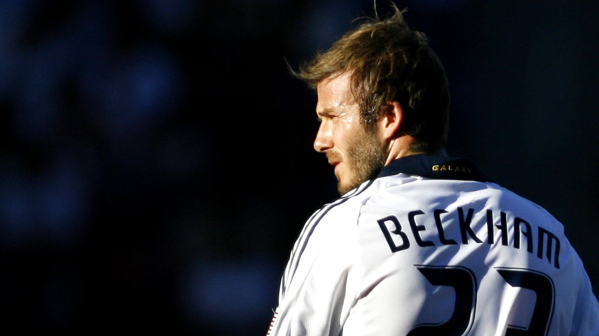 世界杯备战：英格兰队探访当地学校 与小学生一起完成一堂足球课